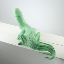Laden Sie das Bild in den Galerie-Viewer, Alligator + Penis